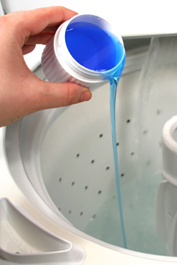 Foto: Blaues Flüssigwaschmittel; Copyright Graça Victoria - Fotolia.